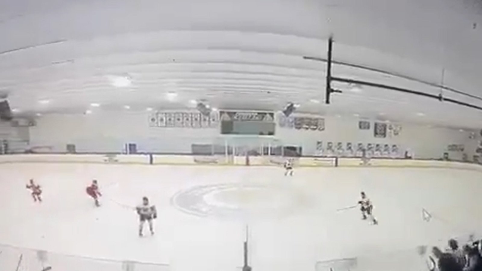 El video muestra a jugadores de hockey y fanáticos corriendo para cubrirse después de que estallan disparos durante el juego