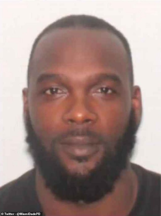 El ex jugador de fútbol de Miami tenía un arma, un motivo y la oportunidad de matar a un compañero de equipo en 2006, dijeron los fiscales en el juicio.