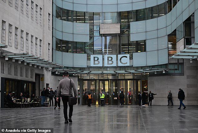 La BBC planea recortar £600 millones de su presupuesto, lo que genera temores por los empleos y la programación