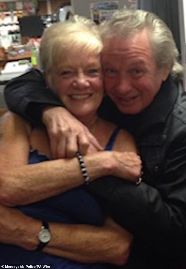 Los traficantes de drogas se ríen en el banquillo después de asesinar a una pareja de ancianos inocentes en un ataque incendiario