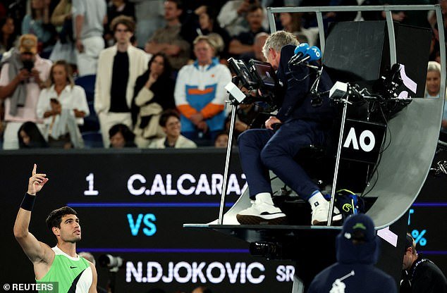 Carlos Alcaraz se enfrenta a los funcionarios del Abierto de Australia por una extraña decisión sobre el techo durante el choque final contra Novak Djokovic