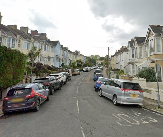 Mujer de 70 años encontrada muerta en su casa en Devon mientras la policía investigaba la muerte de un hombre a 150 millas de distancia