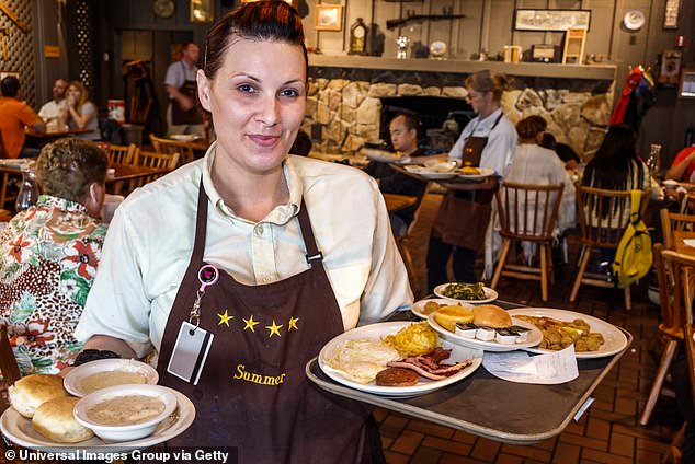 Cracker Barrel hace recortes drásticos en las comidas del personal después de la reacción violenta por el cambio de marca del wok