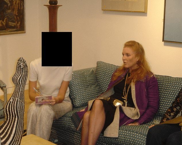 Desesperada, Sarah Ferguson le ruega a Epstein que sea su ama de llaves porque necesita dinero.