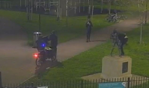 Ladrones: la policía apela para encontrar a una pandilla que derribó y robó una estatua de bronce del campeón de boxeo británico del parque de Londres