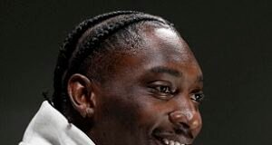 La estrella de los Seahawks busca MAGA con velo fino mientras elogia el espectáculo de medio tiempo del Super Bowl de Bad Bunny