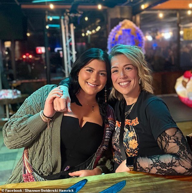 Madre de adolescente asesinada por inmigrantes ilegales ‘repugnantes’ en los discursos anti-ICE de las estrellas de Hollywood en los Grammy