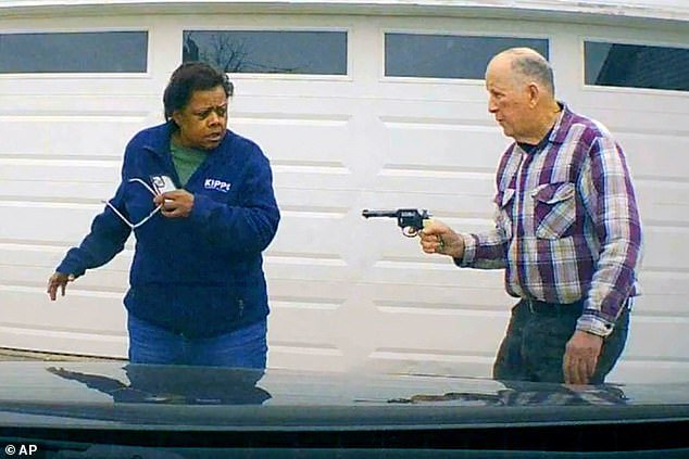 Un hombre de Ohio, de 83 años, muere en la cárcel después de que unos estafadores lo engañaran para que disparara a un conductor indefenso de Uber