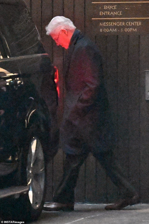 Bill Clinton parece abatido después de aceptar testificar ante el Congreso sobre la publicación de los explosivos archivos de Epstein.