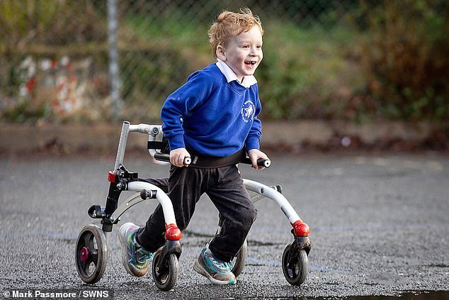 Un niño con cuatro discapacidades apodado ‘Mini Capitán Tom’ corre más de 100 millas para recaudar fondos para su escuela