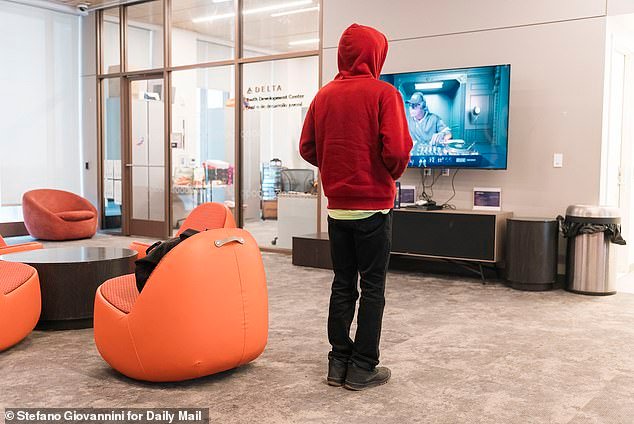 El salvaje experimento de la ciudad liberal con $15,800 en efectivo gratuito de los contribuyentes en un refugio de última generación para jóvenes sin hogar