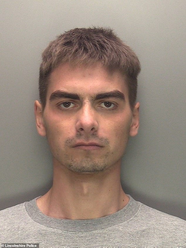 Un migrante esquizofrénico mata a una niña de nueve años que jugaba con hula-hoop en la calle, menos de un mes después de que se le permitiera regresar a Gran Bretaña.