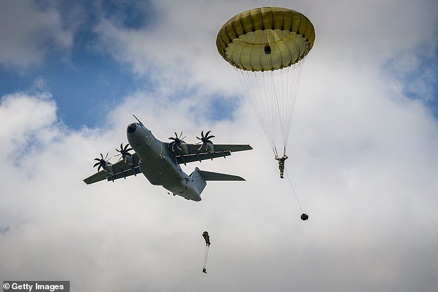 ¿Perderá Paras su capacidad de saltar? Los recortes en el Ministerio de Defensa podrían afectar a la unidad más elitista del ejército