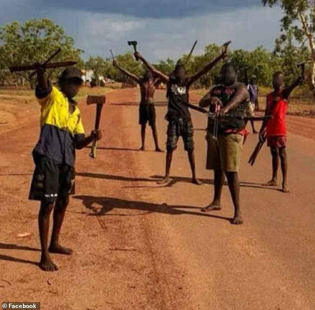 Niños de tan solo ocho años se enfurecieron con hachas, ballestas, cuchillos y lanzas, dentro de la horrible violencia que desgarró las afueras de la ciudad.