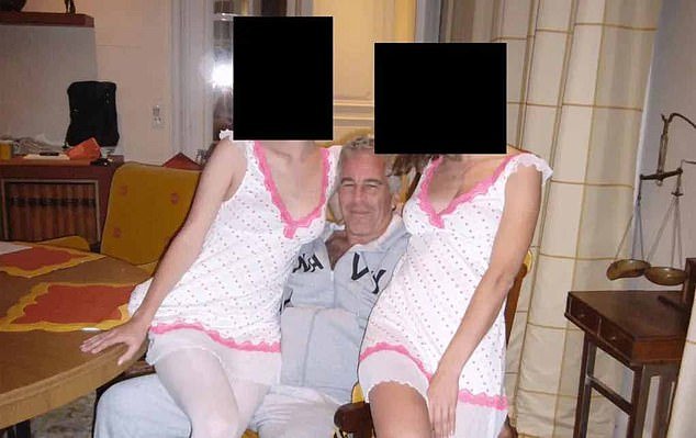 Dentro del casillero secreto de Epstein: ‘manuales de entrenamiento’ de esclavas sexuales, fotografías de mujeres desnudas y docenas de revistas porno entre evidencia encontrada almacenada