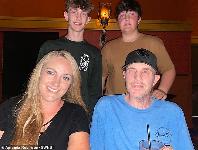 ¡Mi nuevo amor ayuda a cuidar a mi marido discapacitado! Mamá revela cómo se las arregla después de una terrible lesión cerebral