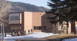 ¿Quién es Jesse Strong? El tirador masivo, de 18 años, que mató a la madre Jennifer y a su hermano antes de matar a siete en una escuela secundaria canadiense