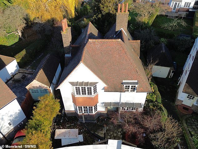 Una impresionante casa familiar en el norte de Londres está a la venta por £1,5 millones, pero hay un problema