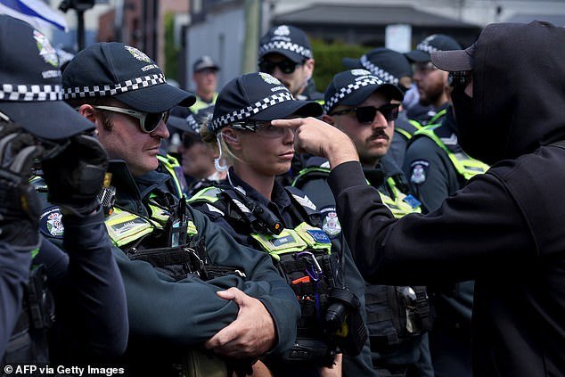 El presidente israelí, Isaac Herzog, abandona Australia después de que 10.000 manifestantes pro palestinos abandonaran Melbourne al límite con polémicos cánticos de ‘intifada’.