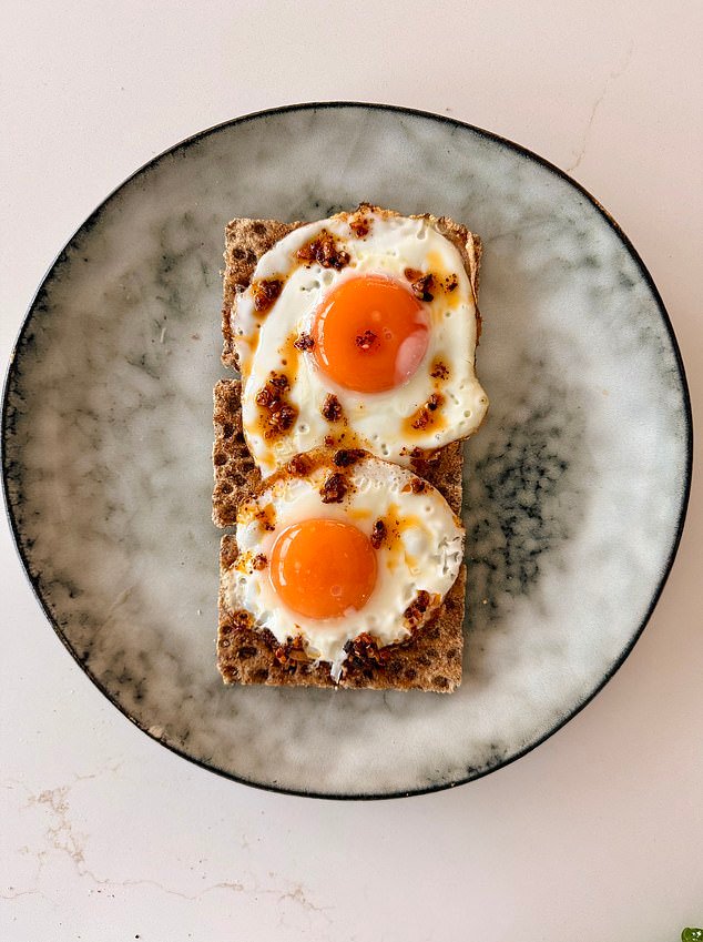 Frivita? Una nueva tendencia hace que los hombres de la Generación Z coman huevos fritos en Ryvita