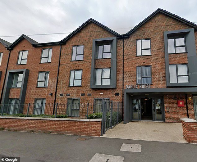 El Partido Verde se vio obligado a disculparse después de que activistas irrumpieran en un complejo de viviendas asistidas y «angustiaran» a los residentes de edad avanzada.