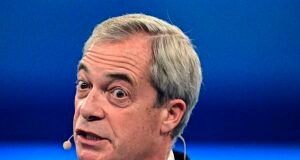Nigel Farage dice que Sir Jim Ratcliffe tenía «razón» al decir que los inmigrantes «infestaron» Gran Bretaña después de que el propietario del Manchester United se disculpara por «ofender a algunos» con sus comentarios.
