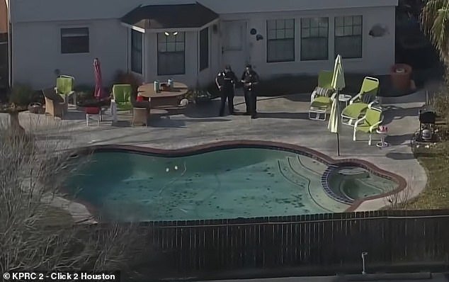 Hermanas de solo dos y tres años se encuentran con un destino horrible después de irrumpir en la piscina del patio trasero mientras su madre y su abuelo duermen.