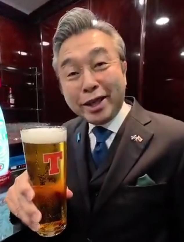 ‘Tomando un pequeño trago’… El embajador japonés prueba Tennant Lager después de animar a sus compatriotas en el partido del Celtic