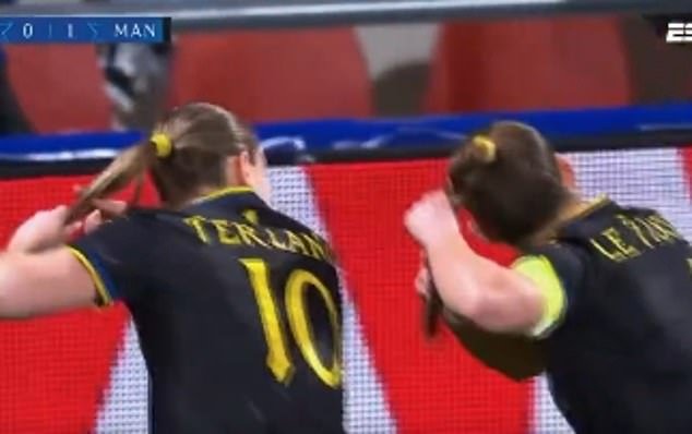 Las jugadoras del Man United se burlan de los fanáticos del United con un corte de pelo para celebrar después de lograr su sexta victoria consecutiva, mientras la espera de los fanáticos se acerca a los 500 días.