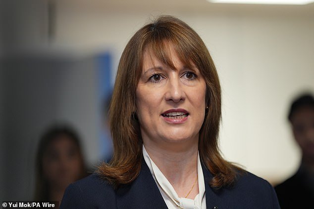 ¡Una década miserable! El Reino Unido se enfrenta después de que los impuestos de Reeves frenaran la economía: el crecimiento más débil desde la década de 1920