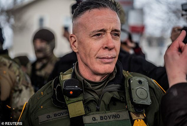 El regreso a las redes sociales del derrocado comandante de la Patrulla Fronteriza, Gregory Bovino, se descarriló después de que respondió a sus críticos en línea.