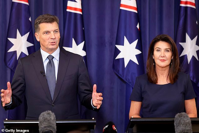 Una sola foto muestra la primera transformación de Angus Taylor desde que se convirtió en líder liberal, y es un marcado contraste con Anthony Albanese.