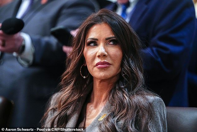 El piloto de la Guardia Costera ‘despide’ a Kristi Noem por su manta perdida en medio de la agitación en materia de seguridad nacional