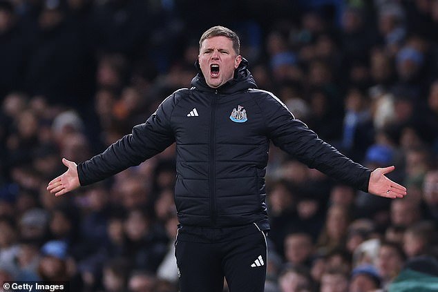 Arne Slott y Wataru Endo están fuera «por mucho tiempo» después del shock en Liverpool… y Eddie Howe reacciona a dos grandes despidos: preparación de la Copa FA en vivo