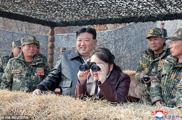 Adolescente lista para poner el dedo en el gatillo nuclear de Corea del Norte: la misteriosa hija de Kim Jong Un, una vez acunada por Dennis Rodman y elegida personalmente para gobernar