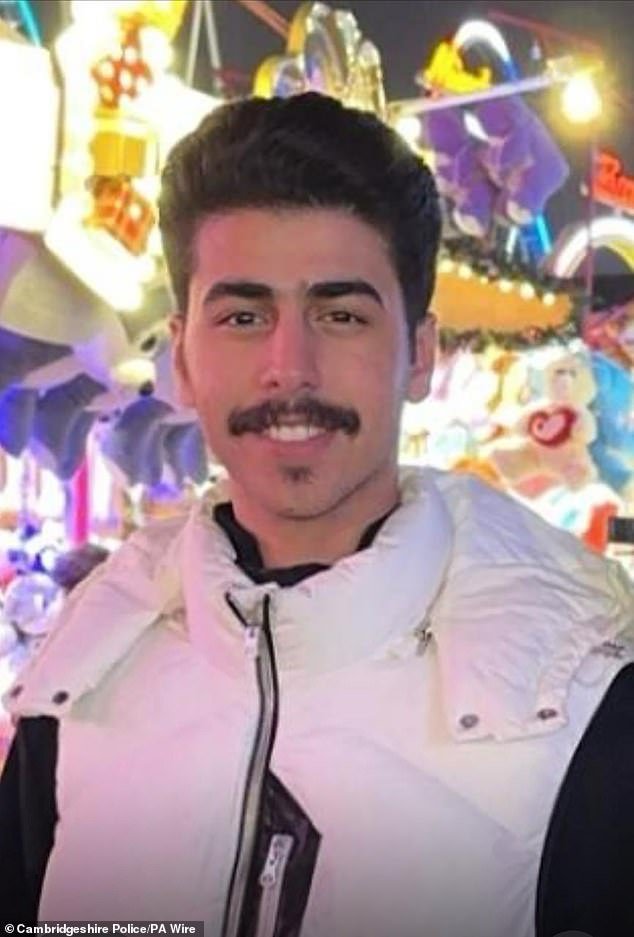 Un estudiante saudí, de 20 años, fue asesinado a puñaladas por un «extraño borracho y drogado» frente a unos apartamentos de lujo en Cambridge, según escuchó un tribunal.