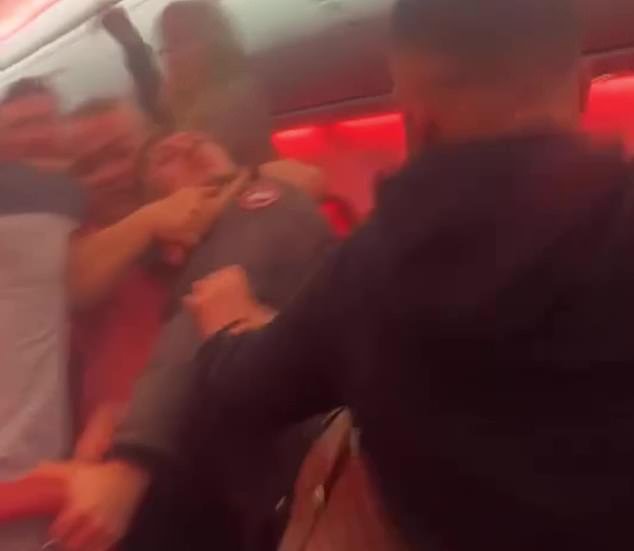 Momentos después de una pelea masiva entre británicos en un vuelo de Turquía a Manchester, el vuelo se vio obligado a desviarse, dejando «sangre y dientes en el suelo»