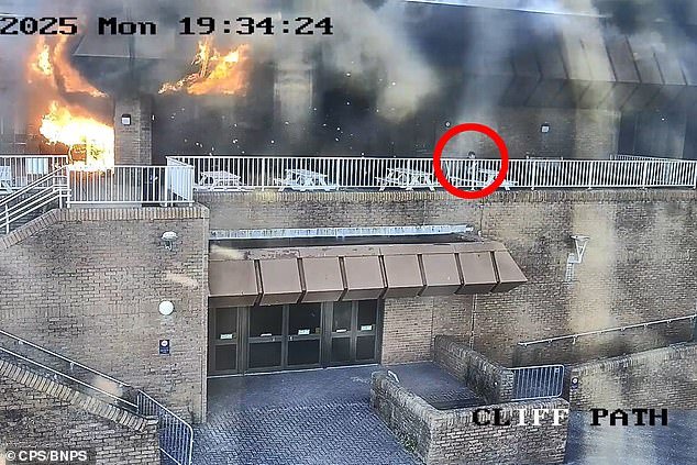 Momento en que un pirómano inicia un incendio de £50,000 y luego se sienta tranquilamente a fumar un cigarrillo mientras el edificio arde detrás de él