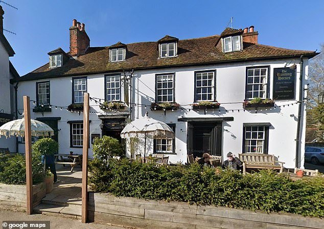 Trabajador demanda por discriminación racial después de afirmar que el ‘pub del año’ se quedó con vinagre porque sonaba como la palabra n