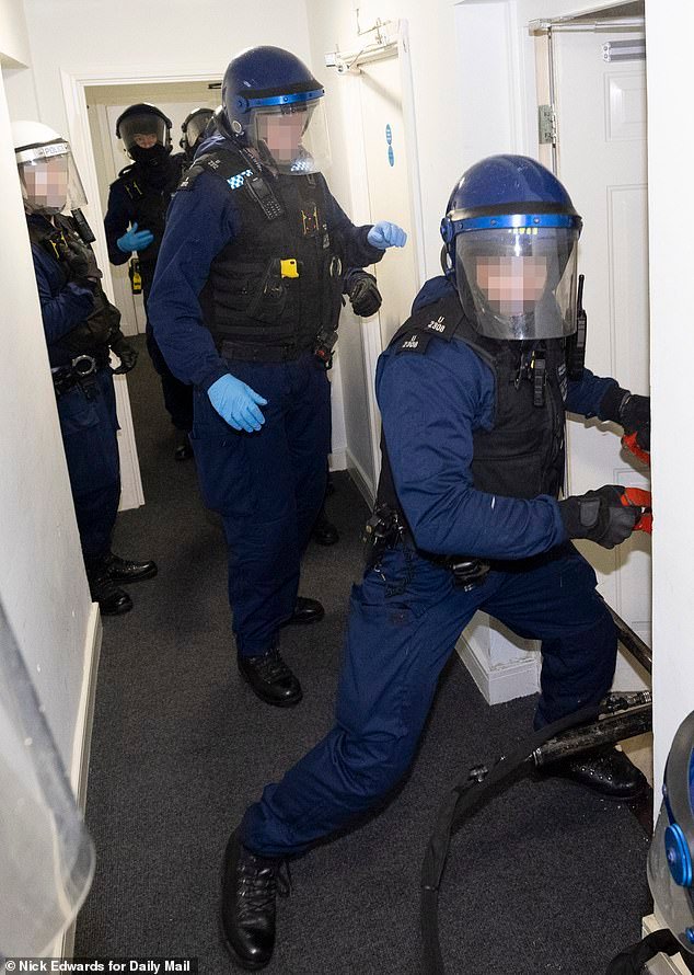 Niños reclutados en las redes sociales por 400 libras cada uno para robar teléfonos antes de ir a la escuela… hacerlo de nuevo si obtienen la libertad bajo fianza, admite el jefe de la Policía Metropolitana