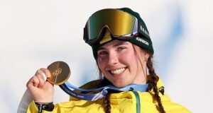 La estrella australiana Josie Buff irrumpió en el oro en la final de snowboard cross femenino, pero su compatriota Scotty James sufrió un gran dolor después de ganar la plata en el halfpipe masculino.