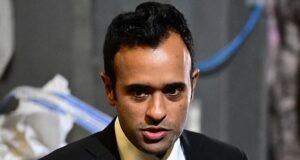 Vivek Ramaswamy saca provecho del notorio recreador nazi mientras su campaña en Ohio se derrumba