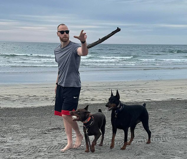 ICE toma medidas enérgicas contra un irlandés que se quejó de «violencia» mientras estaba bajo custodia: «Somos un país de ley y orden»