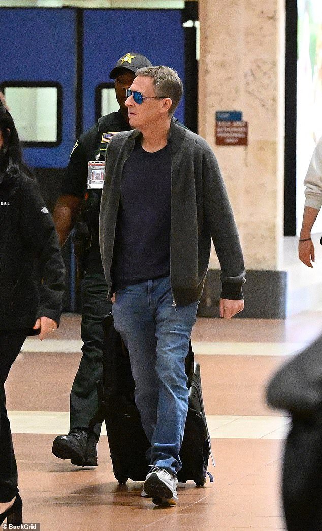 El marido de Savannah Guthrie descubre su identidad en el aeropuerto de Florida por primera vez desde la desaparición de su suegra Nancy