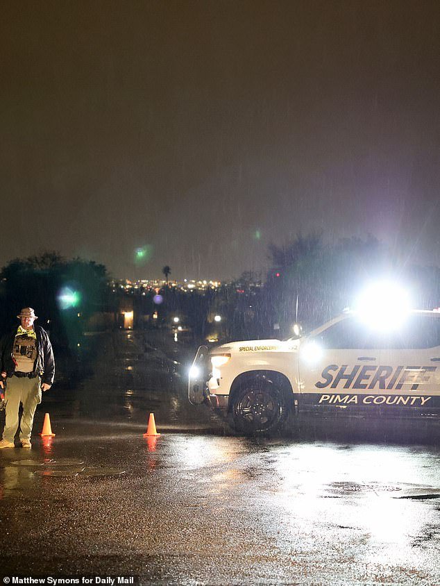 La policía ‘saca a hombres y mujeres de su casa’ durante una redada SWAT en una propiedad en busca de la desaparecida Nancy Guthrie