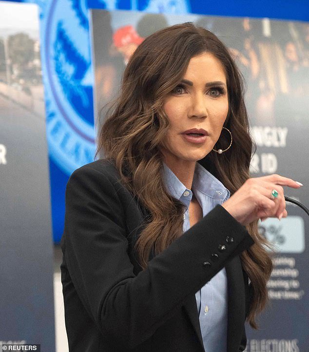 Kristy Noem finaliza abruptamente la conferencia de prensa cuando se le pregunta sobre el derribo de un globo de fiesta por parte de CBP que obligó al cierre del aeropuerto.