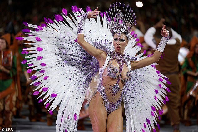 ¡Comienza la diversión carioca! Fiesteros con poca ropa y cubiertos de brillantina marchan por las calles de ciudades brasileñas para el festival anual