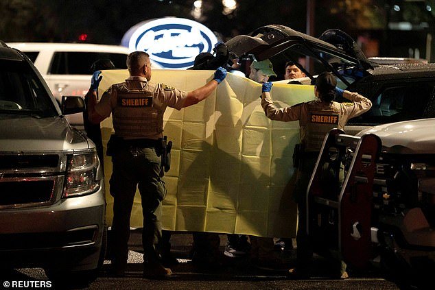 La policía de Nancy Guthrie atrapó a Sheet mientras sacaba artículos de un Range Rover después de detener al hombre durante una parada de tráfico en el estacionamiento de un restaurante.