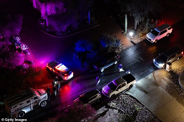 Los investigadores de Nancy Guthrie «detuvieron a cuatro personas», un vecino dijo que vieron a un hombre pegarse un tiro en la cabeza y el Range Rover quedó cubierto con sábanas mientras la policía registraba su baúl.