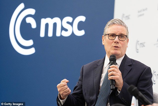 Keir Starmer afirma que es «muy fuerte» después de sobrevivir al intento de golpe laborista y promete acercarse al mercado único con la UE.